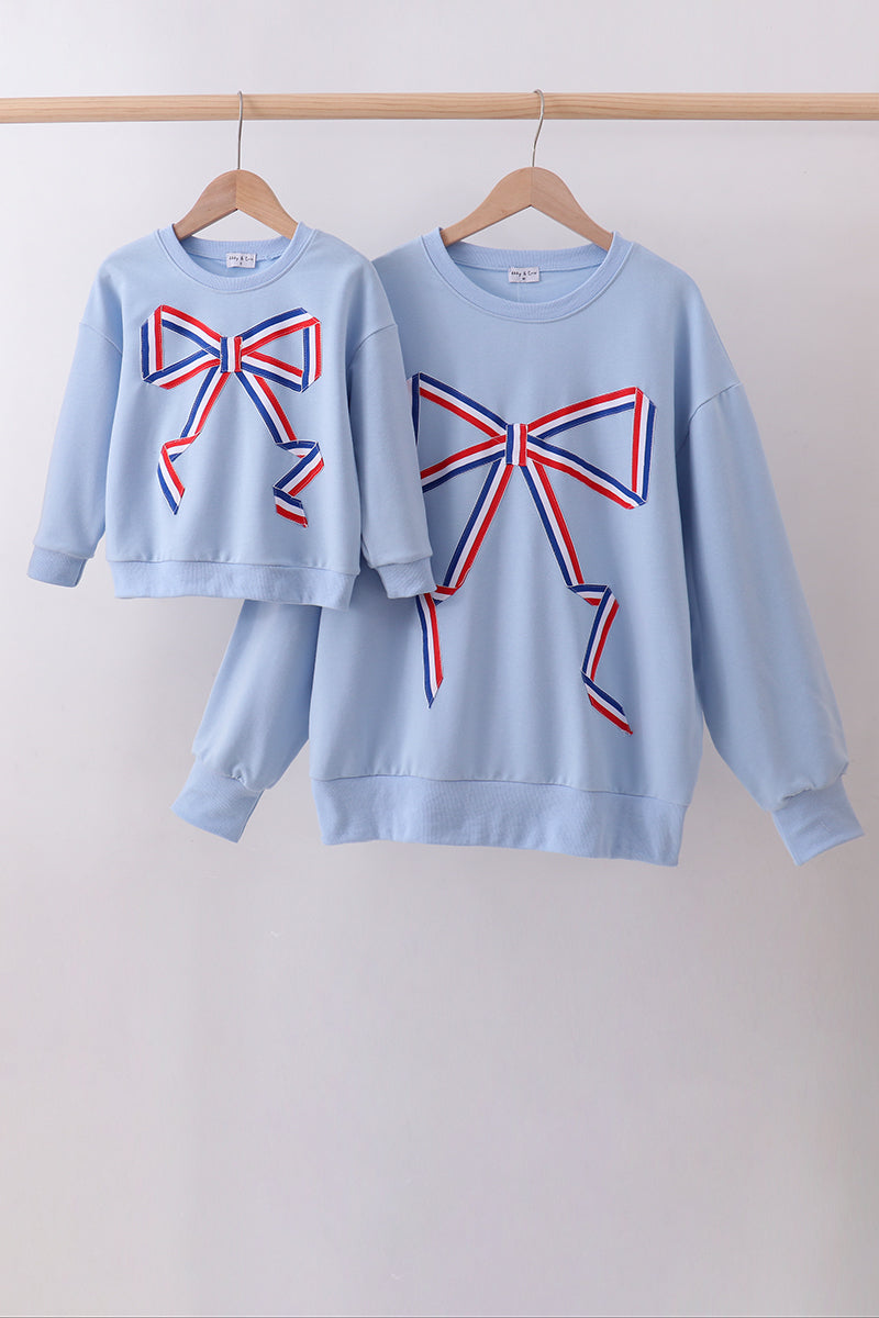 Sudadera azul hecha a mano con lazo para mamá y yo