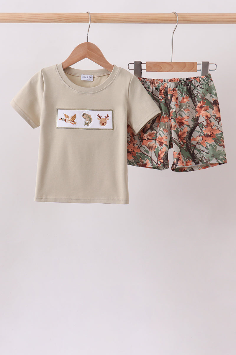 Conjunto de pantalones cortos bordados con camuflaje de vida silvestre