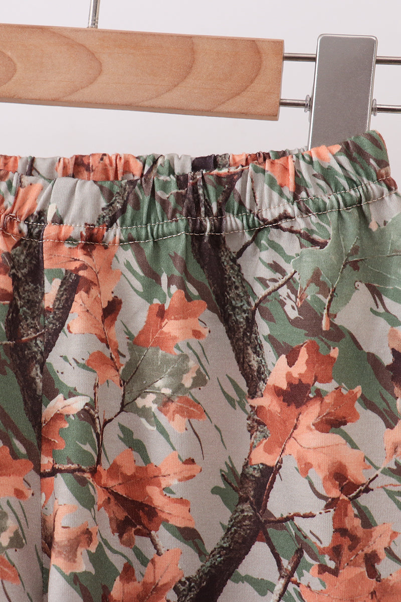 Conjunto de pantalones cortos bordados con camuflaje de vida silvestre