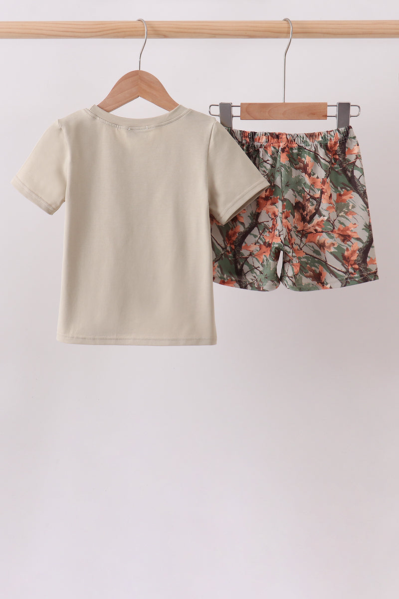 Conjunto de pantalones cortos bordados con camuflaje de vida silvestre