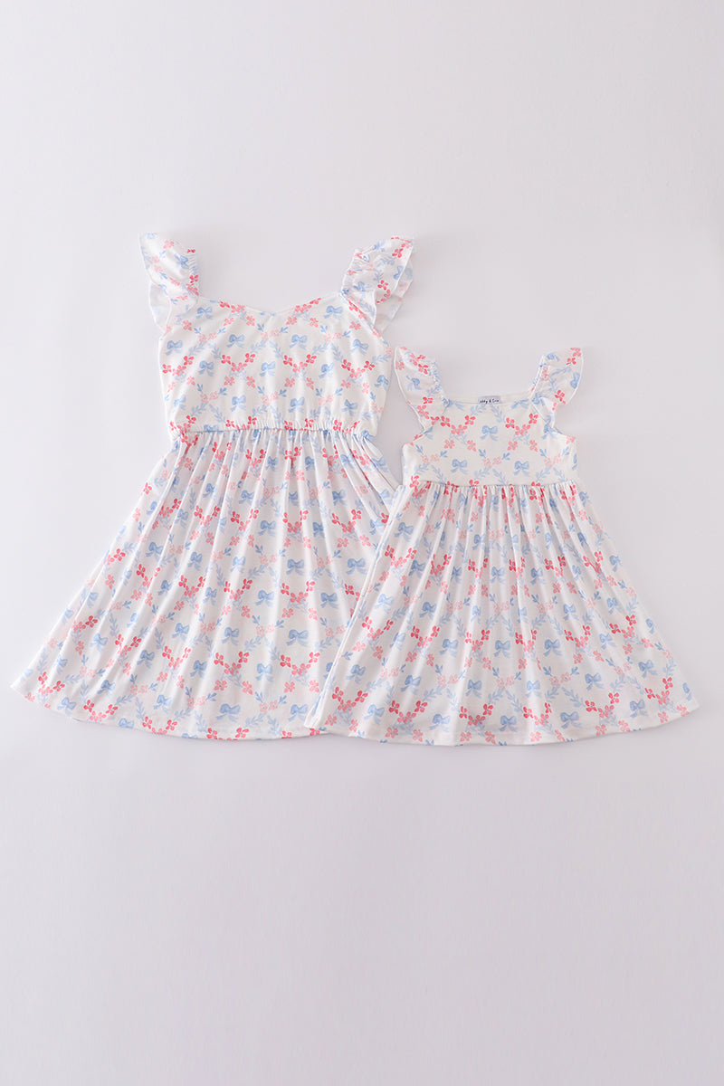 Vestido mamá e hija con estampado de celosía y lazo azul