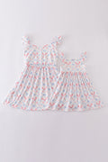 Vestido mamá e hija con estampado de celosía y lazo azul