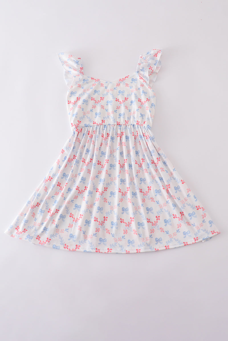Vestido mamá e hija con estampado de celosía y lazo azul