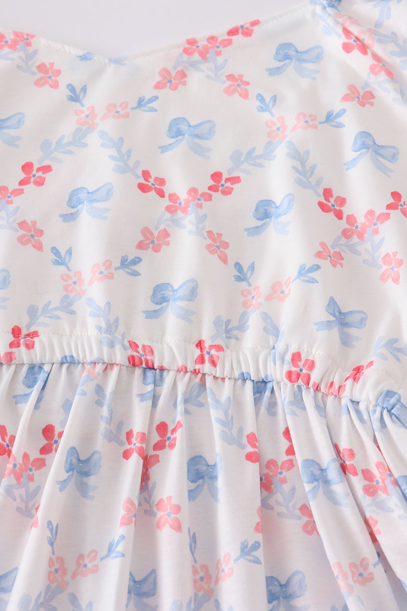 Vestido mamá e hija con estampado de celosía y lazo azul