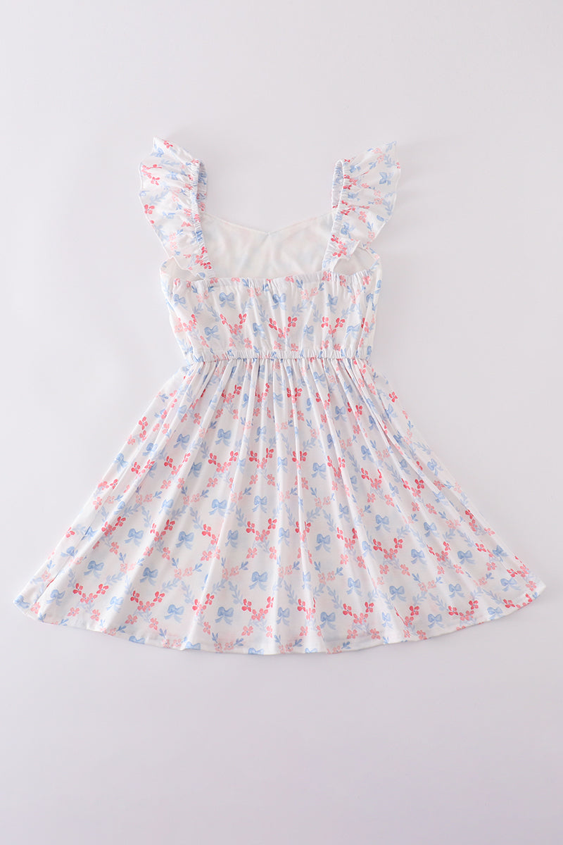 Vestido mamá e hija con estampado de celosía y lazo azul