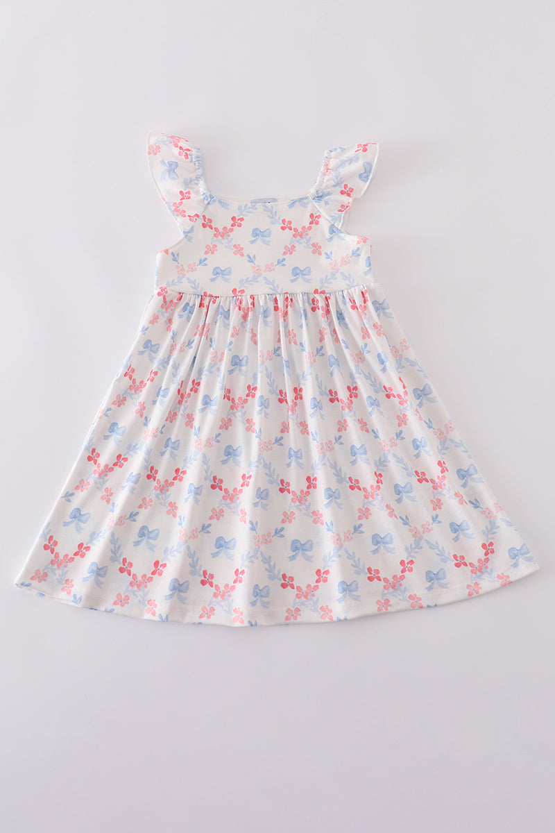 Vestido mamá e hija con estampado de celosía y lazo azul