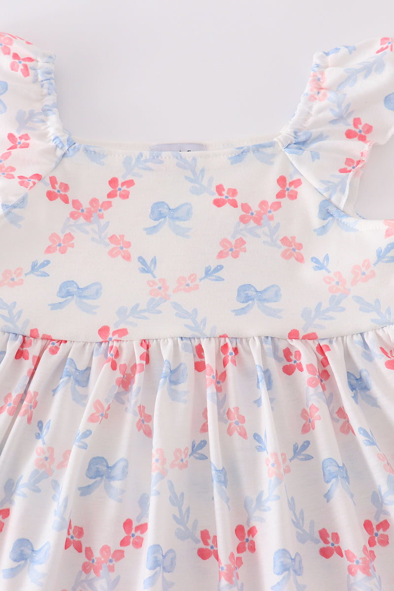 Vestido mamá e hija con estampado de celosía y lazo azul