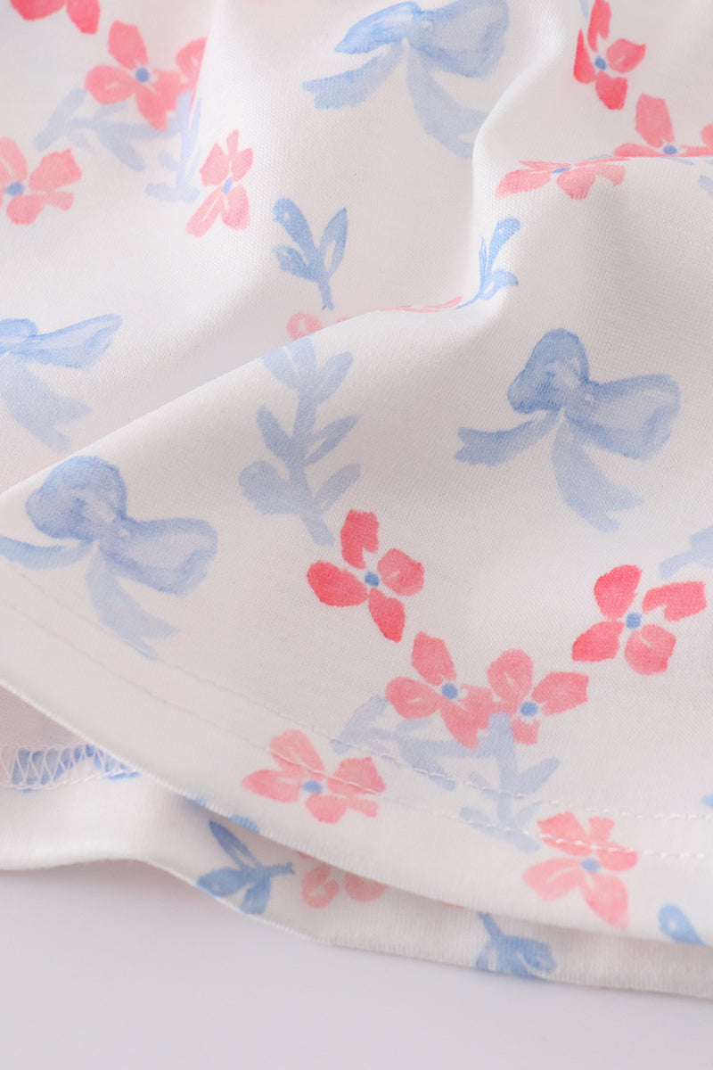 Vestido mamá e hija con estampado de celosía y lazo azul