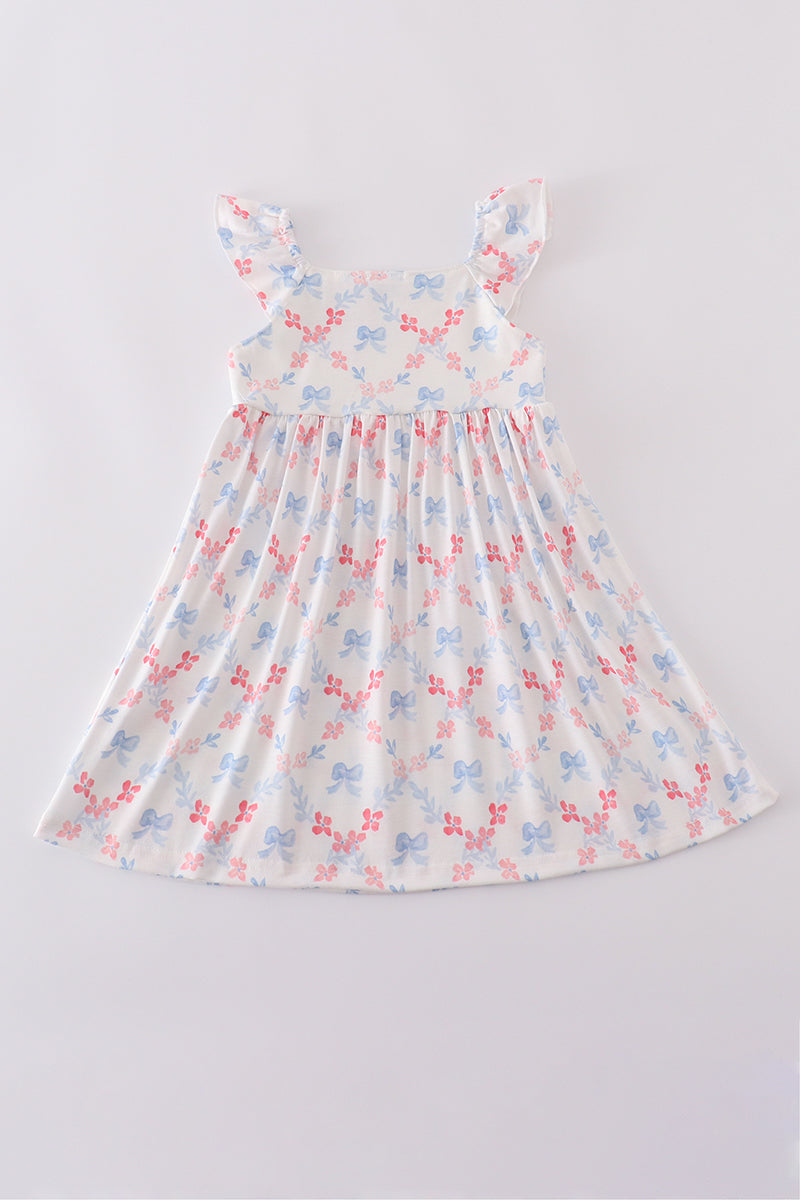 Vestido mamá e hija con estampado de celosía y lazo azul