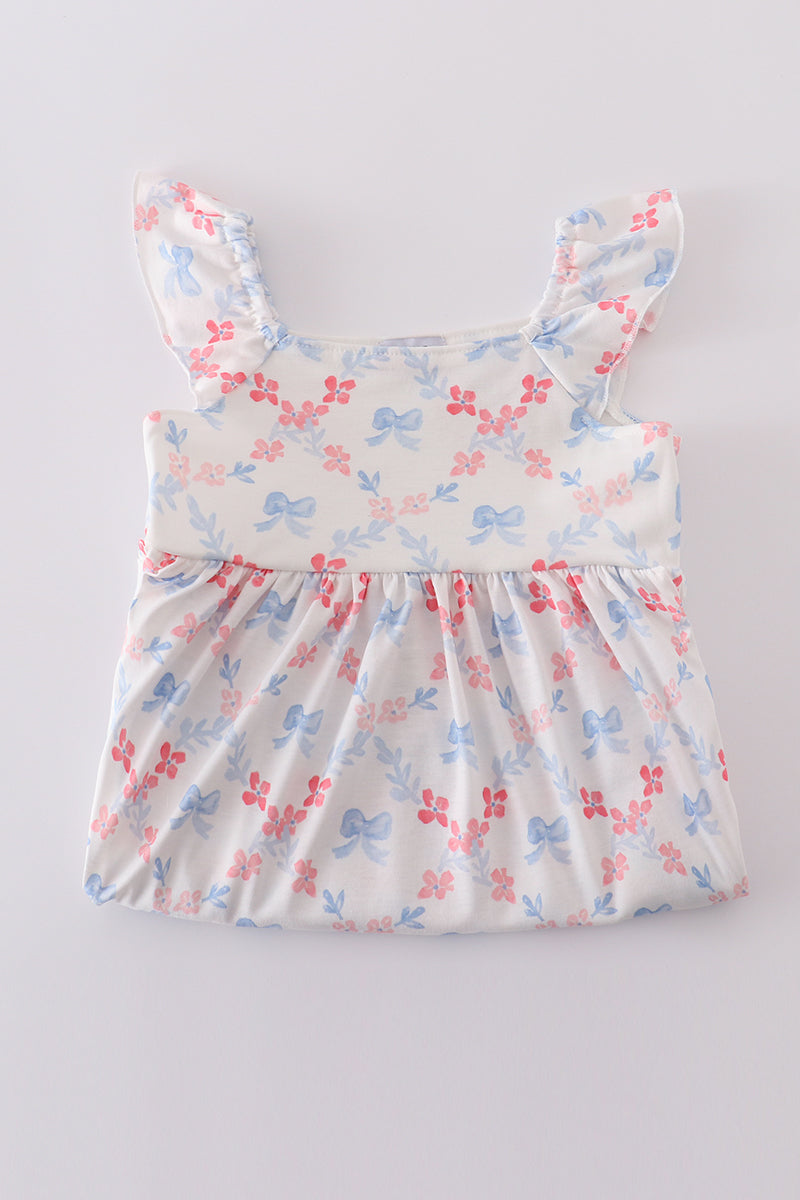 Vestido mamá e hija con estampado de celosía y lazo azul