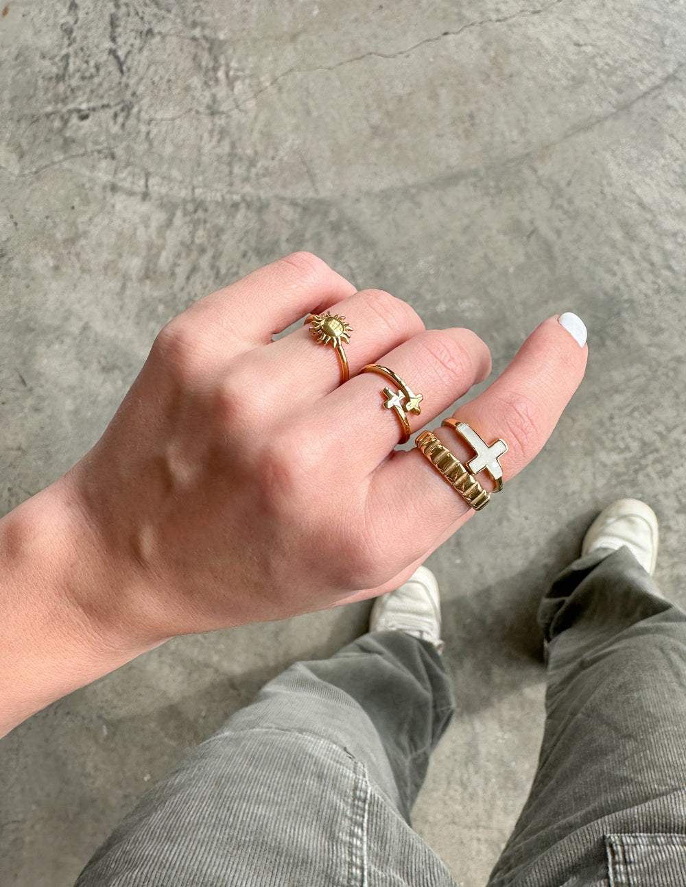 Anillo con cruz de oro envuelta