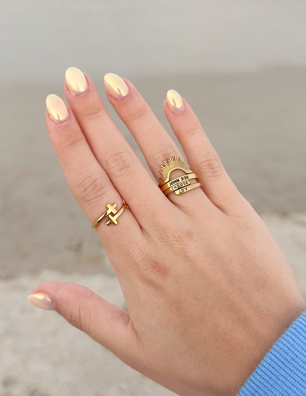 Anillo con cruz de oro envuelta