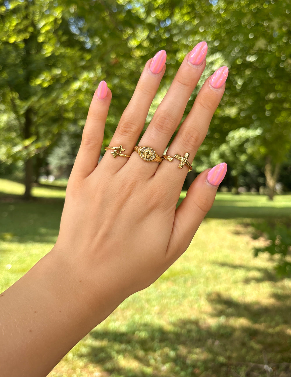 Anillo con cruz de oro envuelta