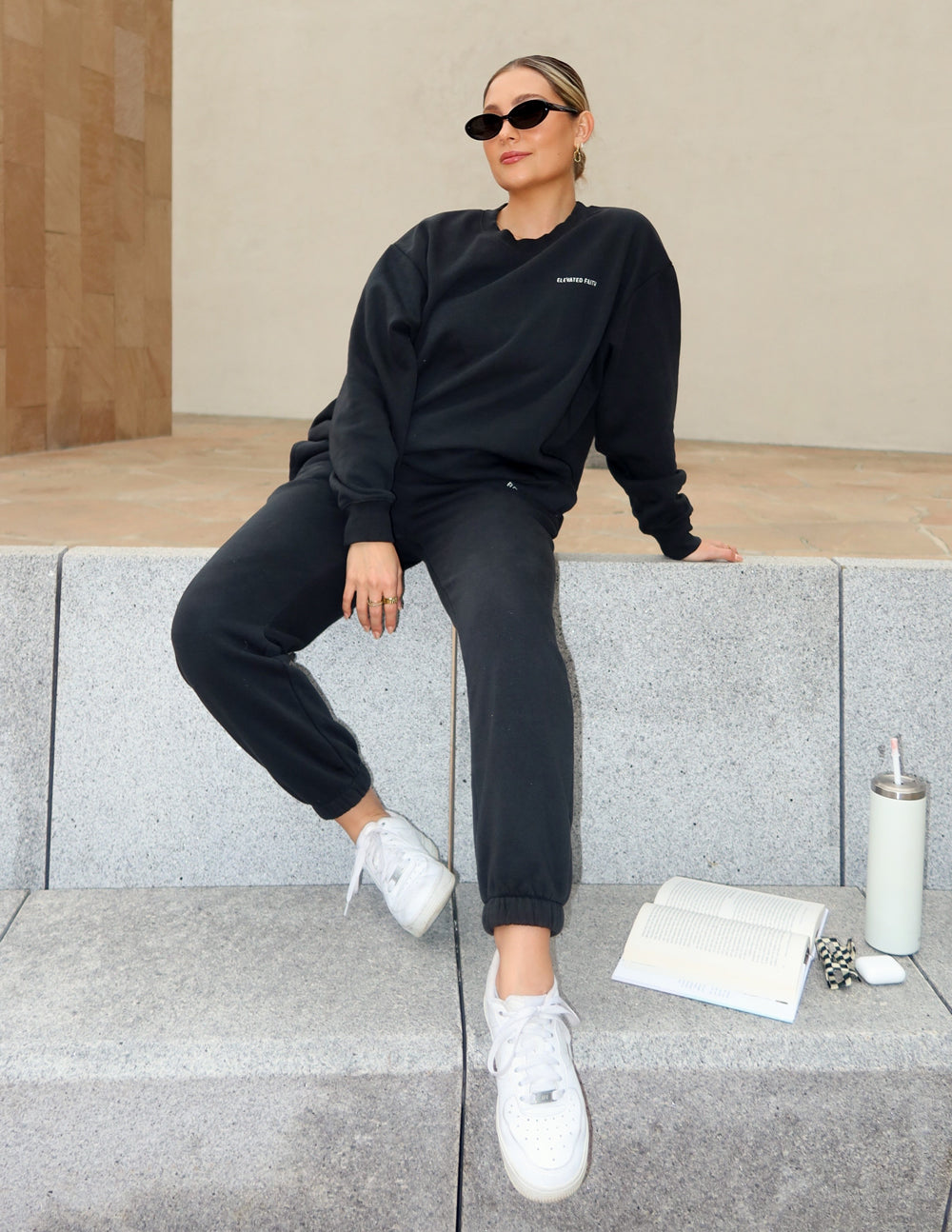 Sudadera Básica Negra Unisex con Cuello Redondo