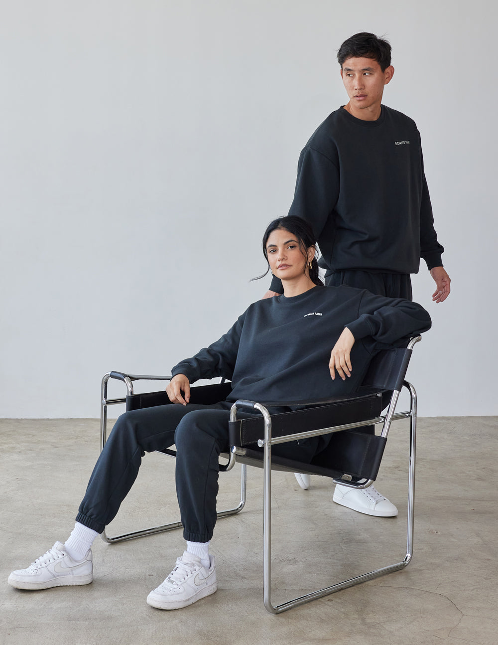 Sudadera Básica Negra Unisex con Cuello Redondo
