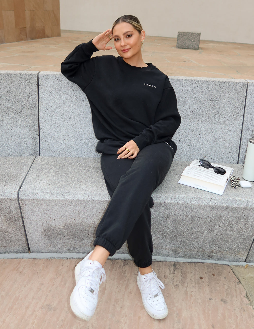Sudadera Básica Negra Unisex con Cuello Redondo