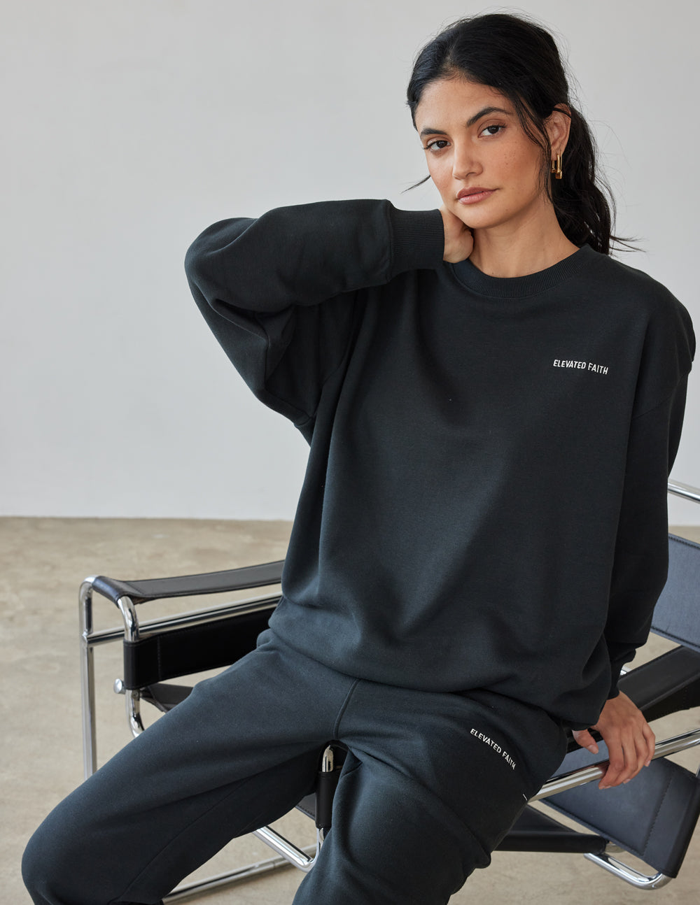 Sudadera Básica Negra Unisex con Cuello Redondo