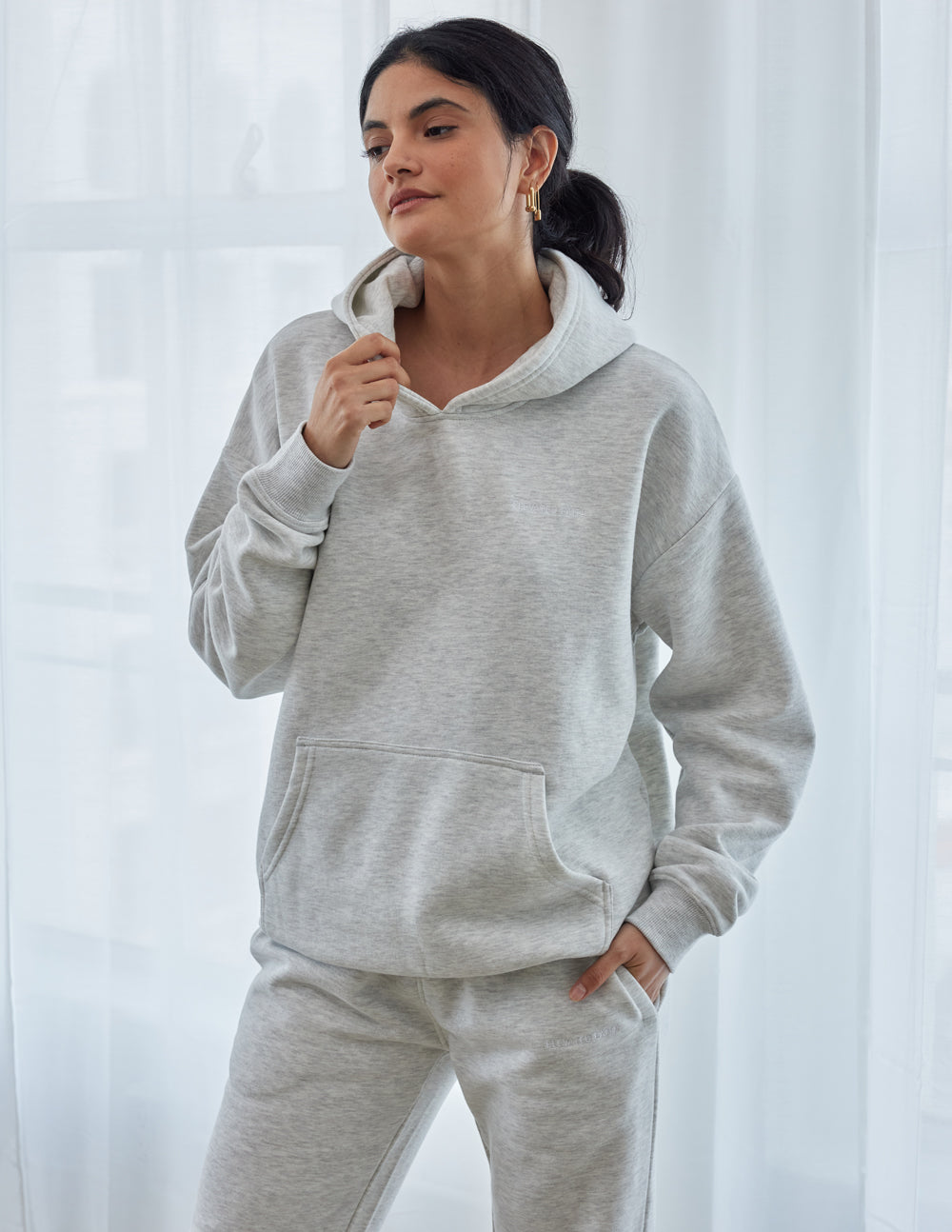 Sudadera unisex con capucha básica gris nube