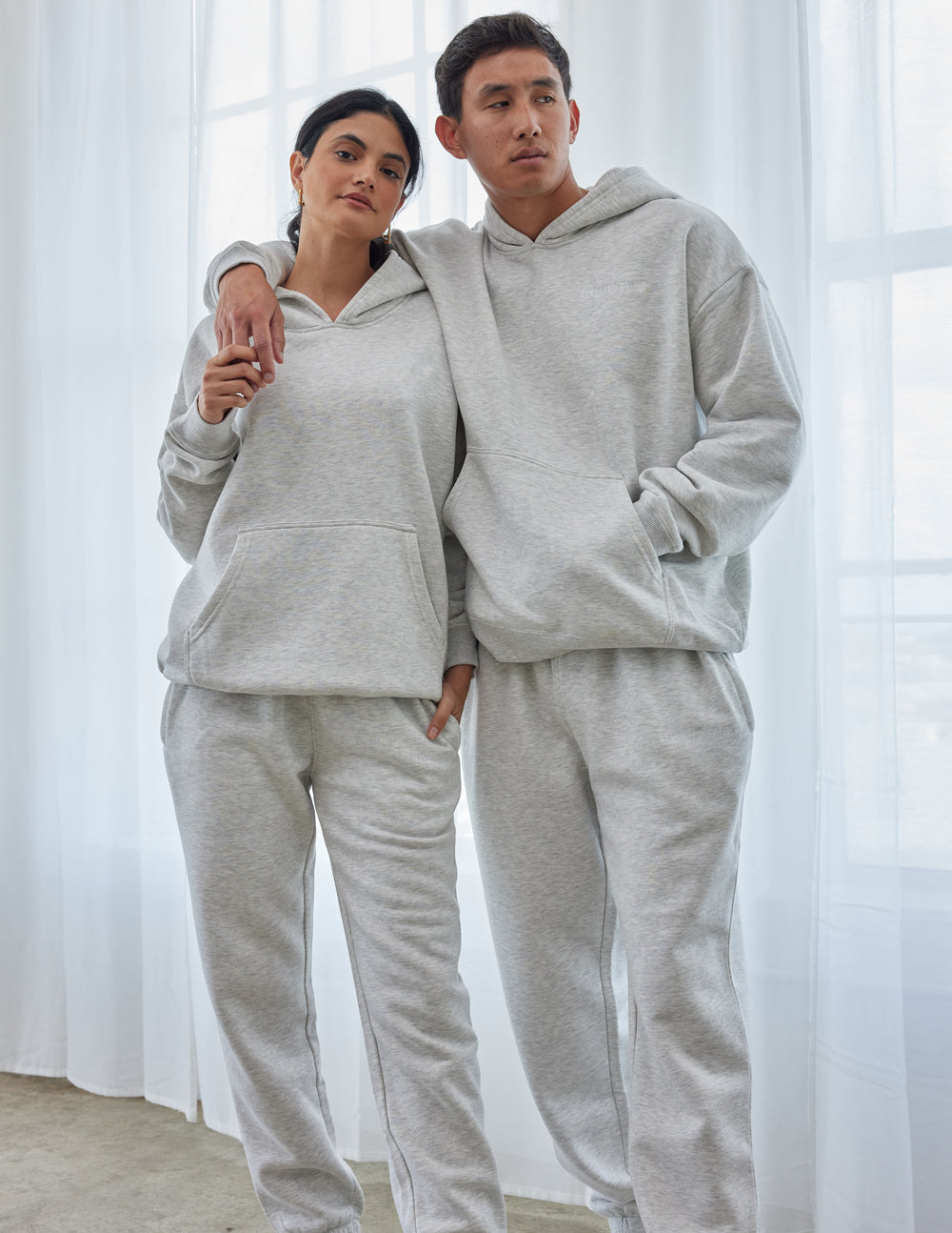 Sudadera unisex con capucha básica gris nube