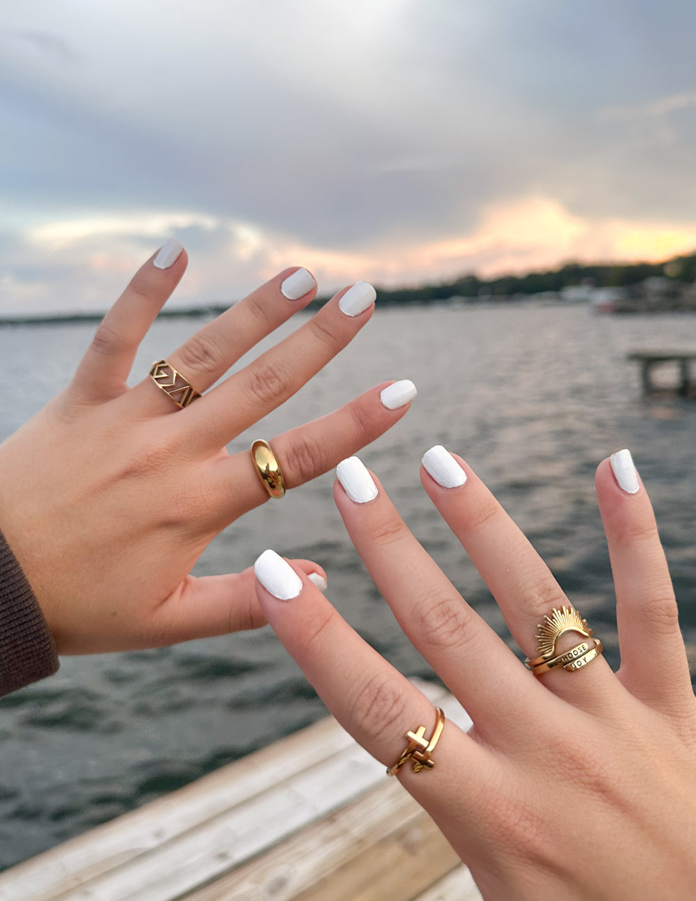Anillo con cruz de oro envuelta