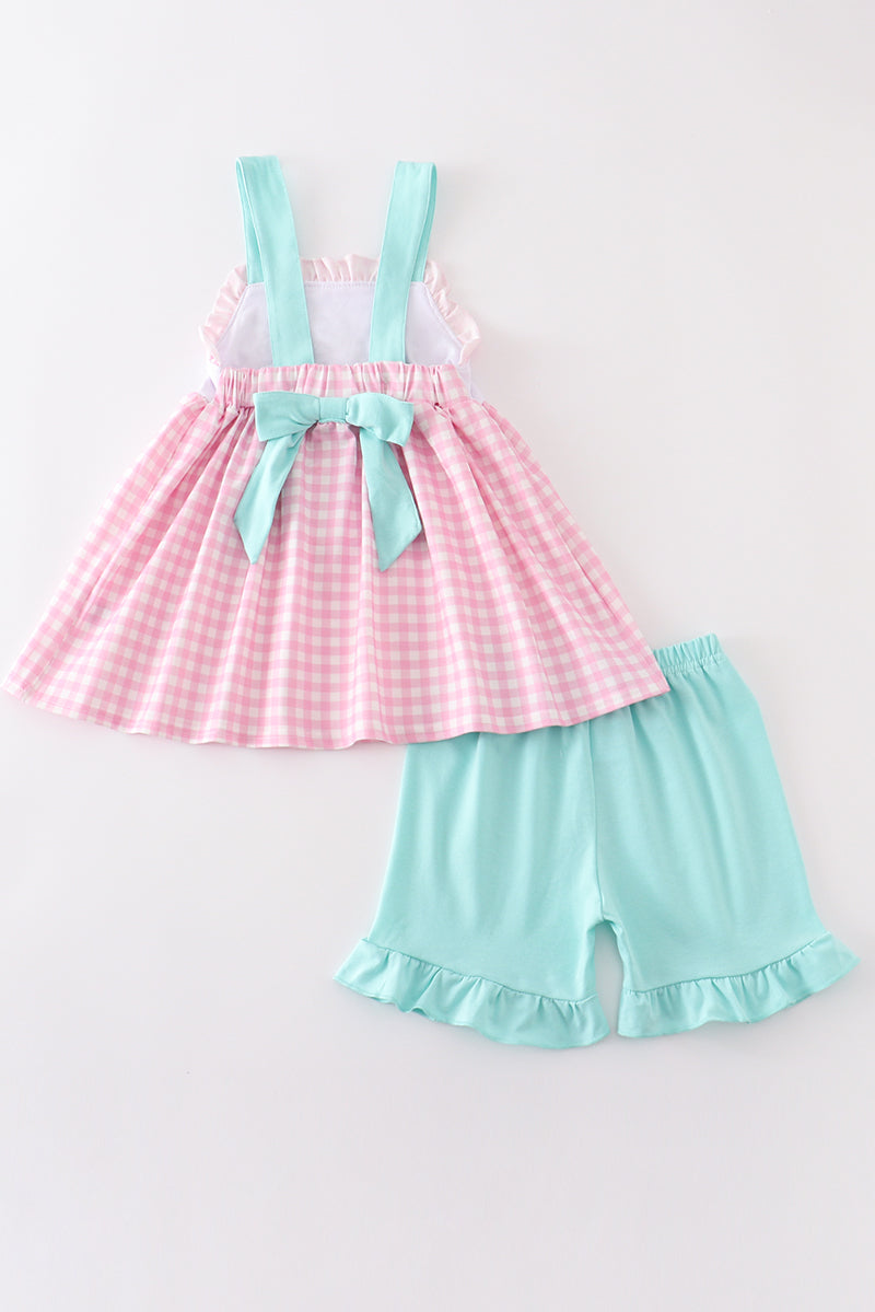 Conjunto a cuadros de niña con bordado de tractor rosa