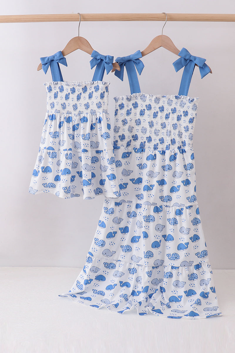 Vestido fruncido de ballena azul para mamá e hija