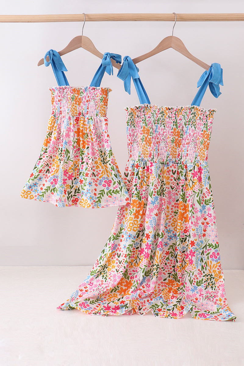 Vestido fruncido floreado de verano para mamá e hija