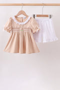 Conjunto de short con volantes fruncidos y cachorro caqui
