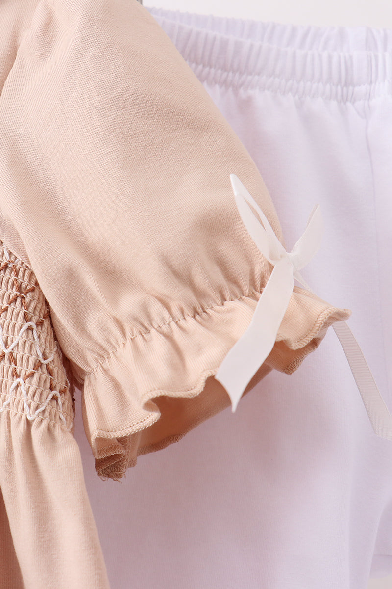 Conjunto de short con volantes fruncidos y cachorro caqui