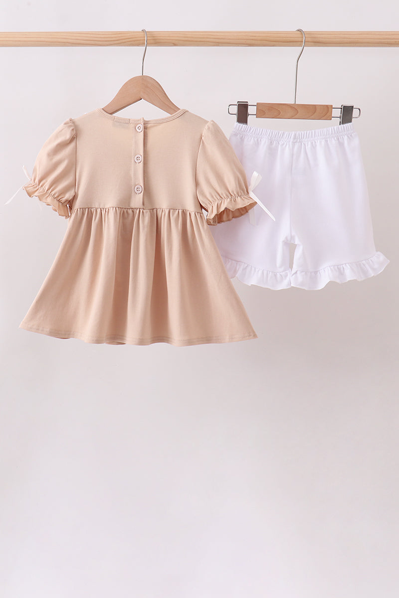 Conjunto de short con volantes fruncidos y cachorro caqui