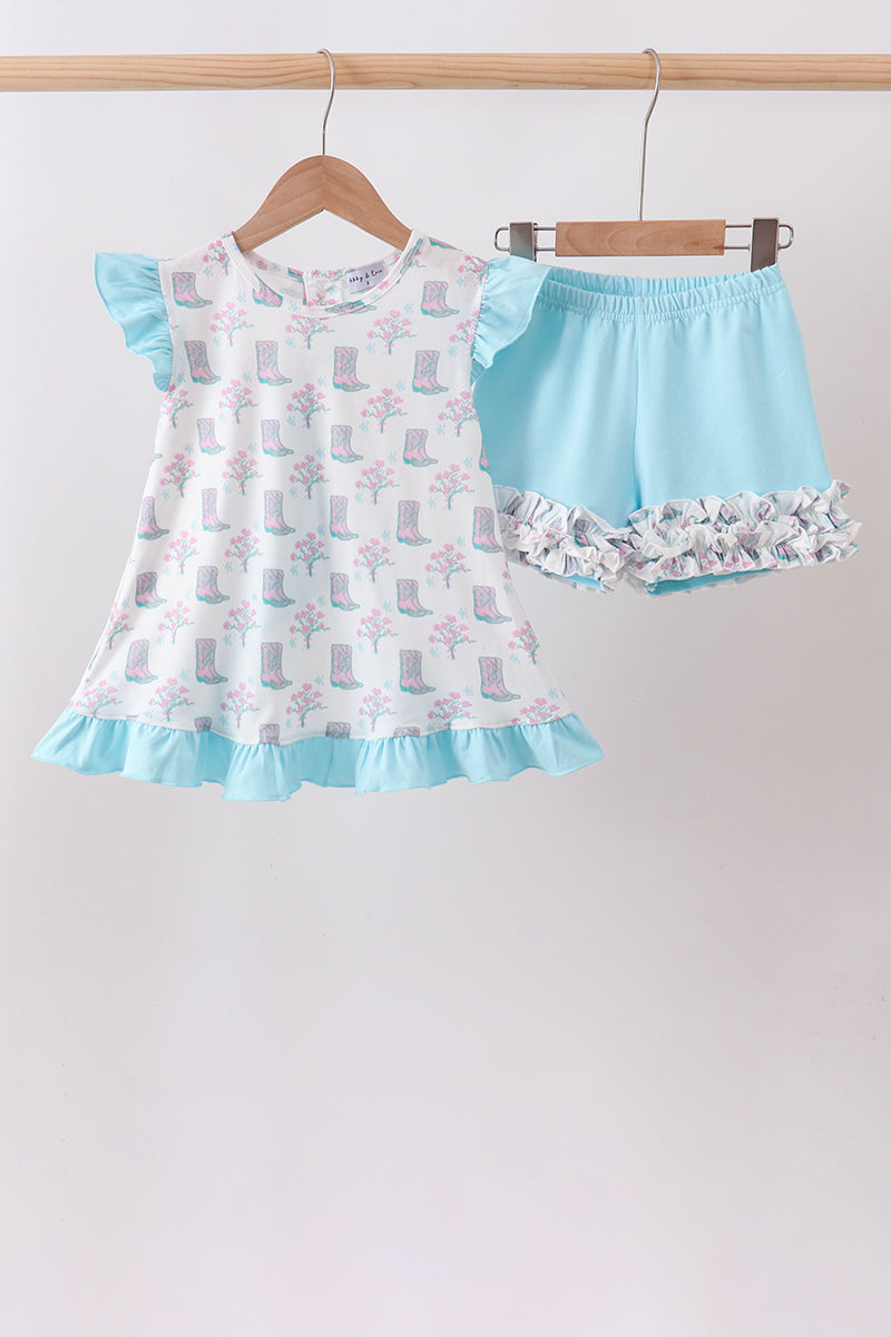 Conjunto de shorts con volantes y botas azules