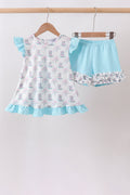 Conjunto de shorts con volantes y botas azules