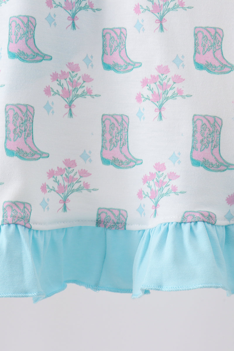 Conjunto de shorts con volantes y botas azules