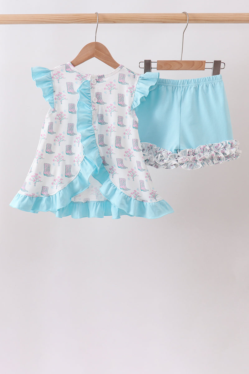 Conjunto de shorts con volantes y botas azules