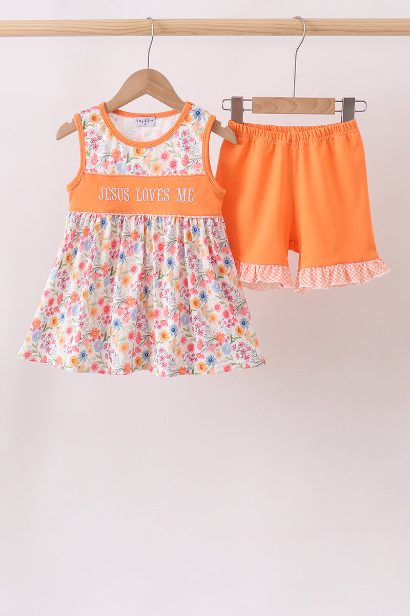 Conjunto de pantalón corto floral bordado "Jesús me ama" de color coral