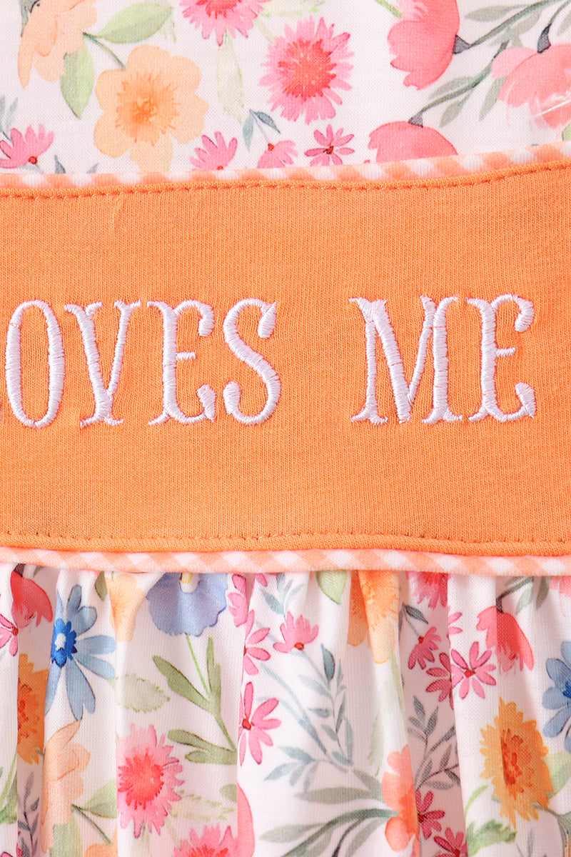 Conjunto de pantalón corto floral bordado "Jesús me ama" de color coral