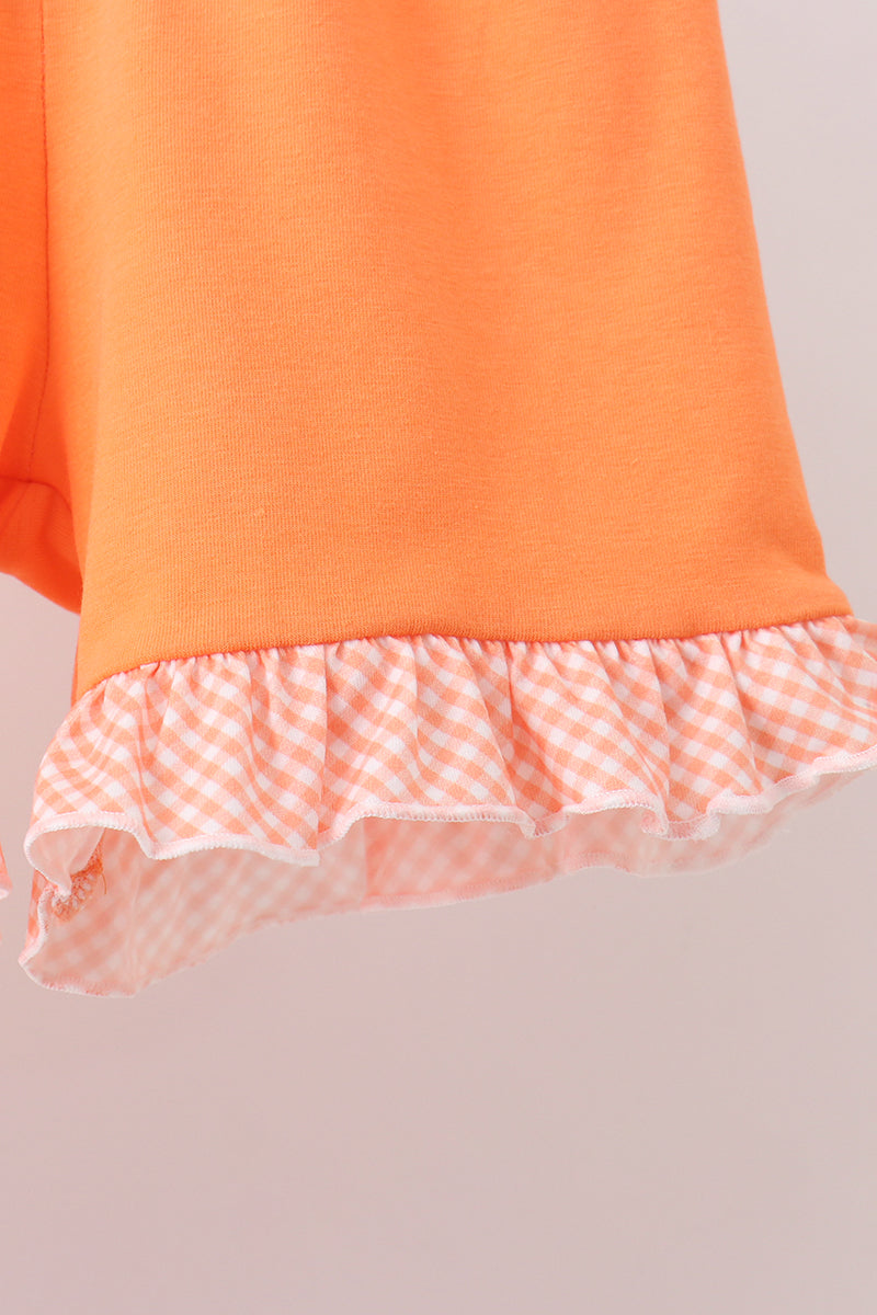 Conjunto de pantalón corto floral bordado "Jesús me ama" de color coral