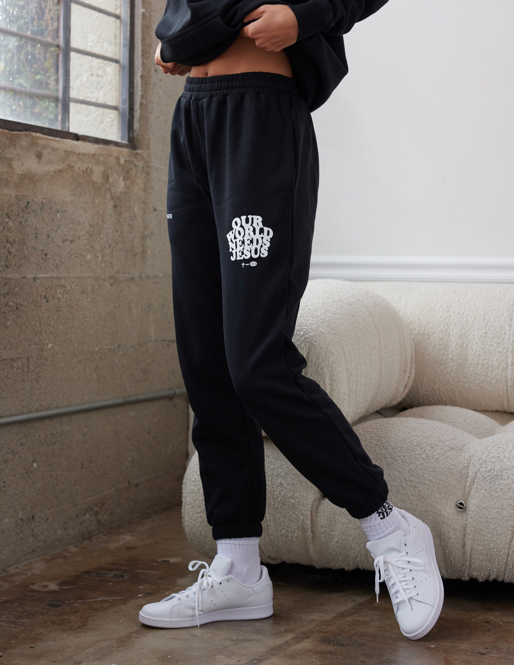 Nuestro mundo necesita el pantalón de chándal unisex negro de Jesús
