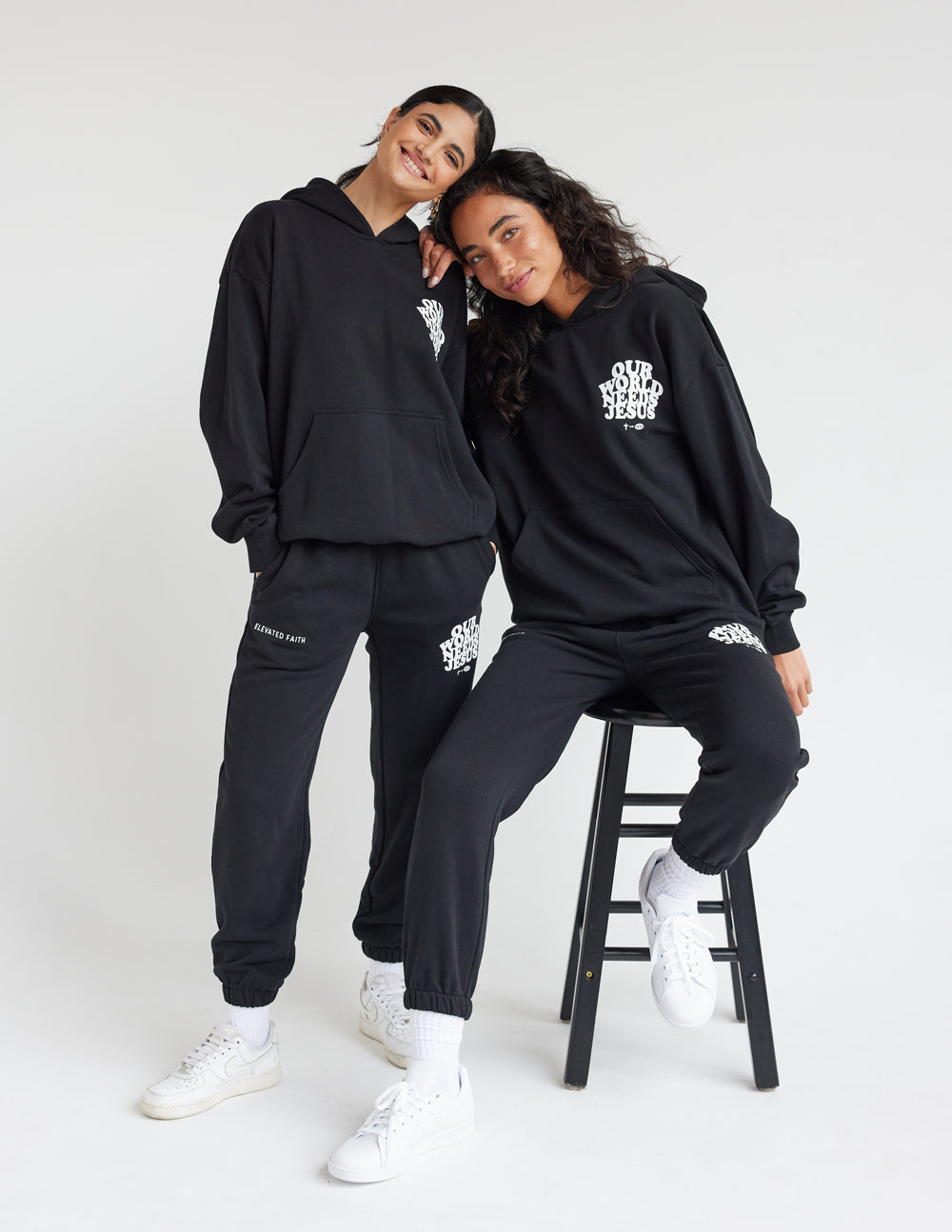 Nuestro mundo necesita el pantalón de chándal unisex negro de Jesús
