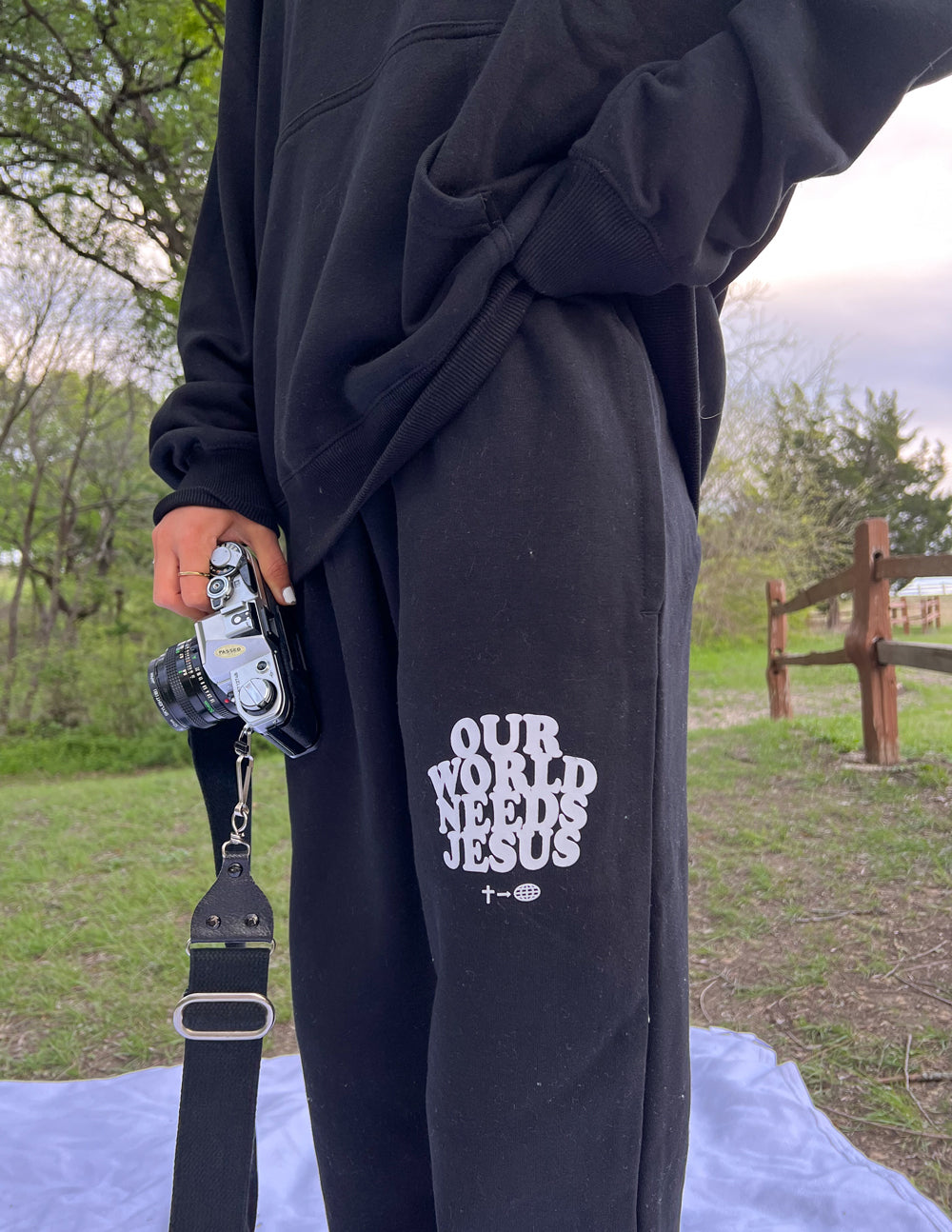 Nuestro mundo necesita el pantalón de chándal unisex negro de Jesús